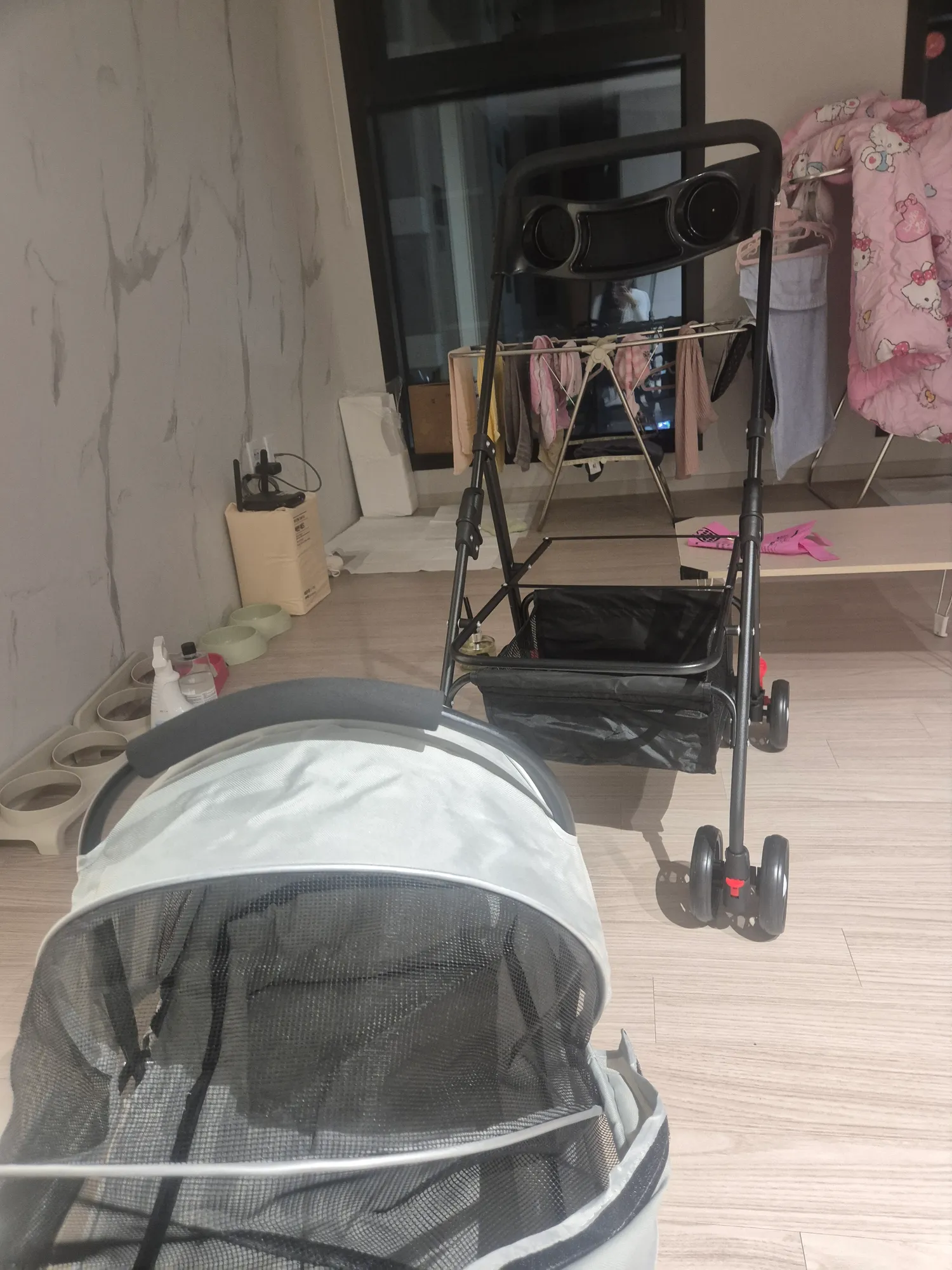 내일강쥐들병원가야되서 완제품유모차시켯는데 댓글