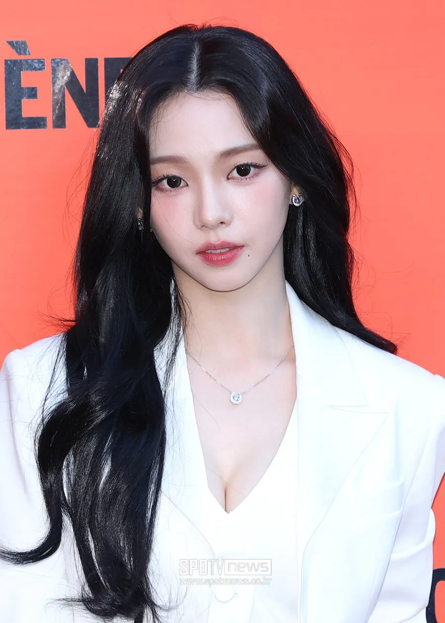 카리나 보는데 진짜 화이트 잘 받는다..5