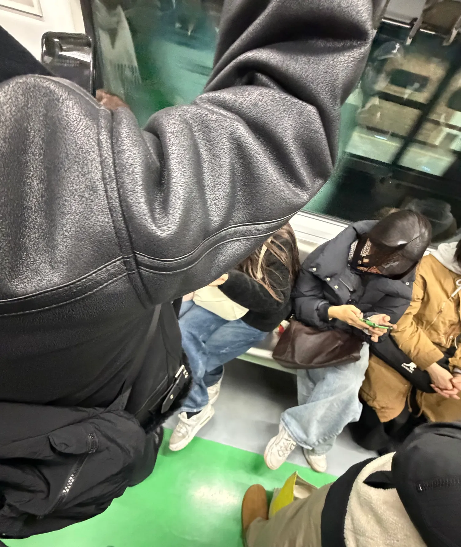 ㅋㅋ. 지하철 탓는데