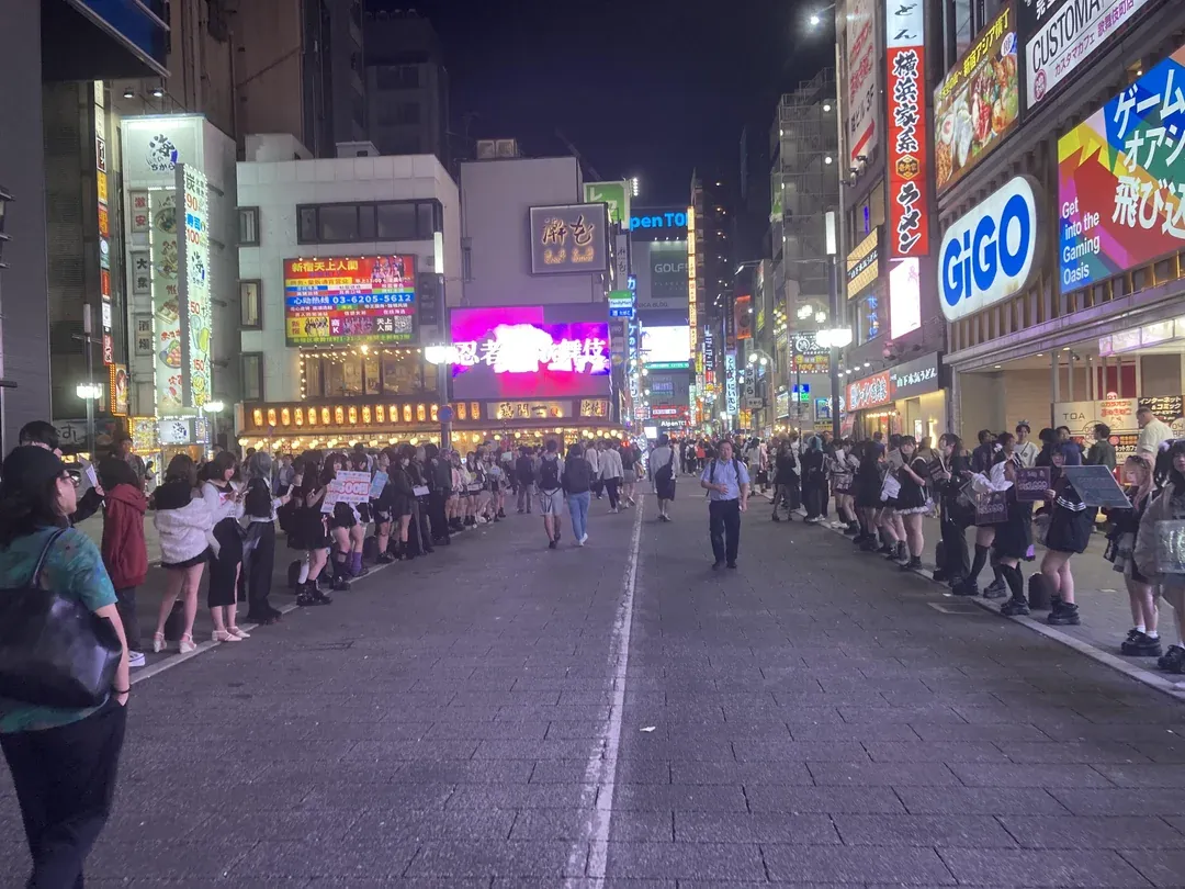 가부키초에서 길거리에 서 있는 걸즈바 여자들