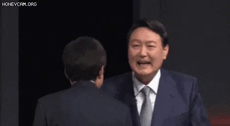 아시발 할배손들 몸툭툭치며 말하지마