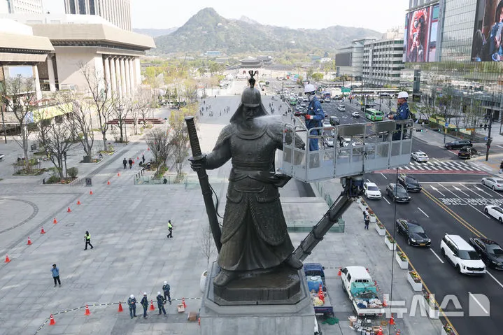 해머로 광화문 이순신 동상 파손 시도2