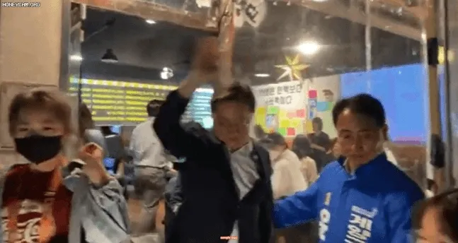 이재명 : 애새끼야 비켜