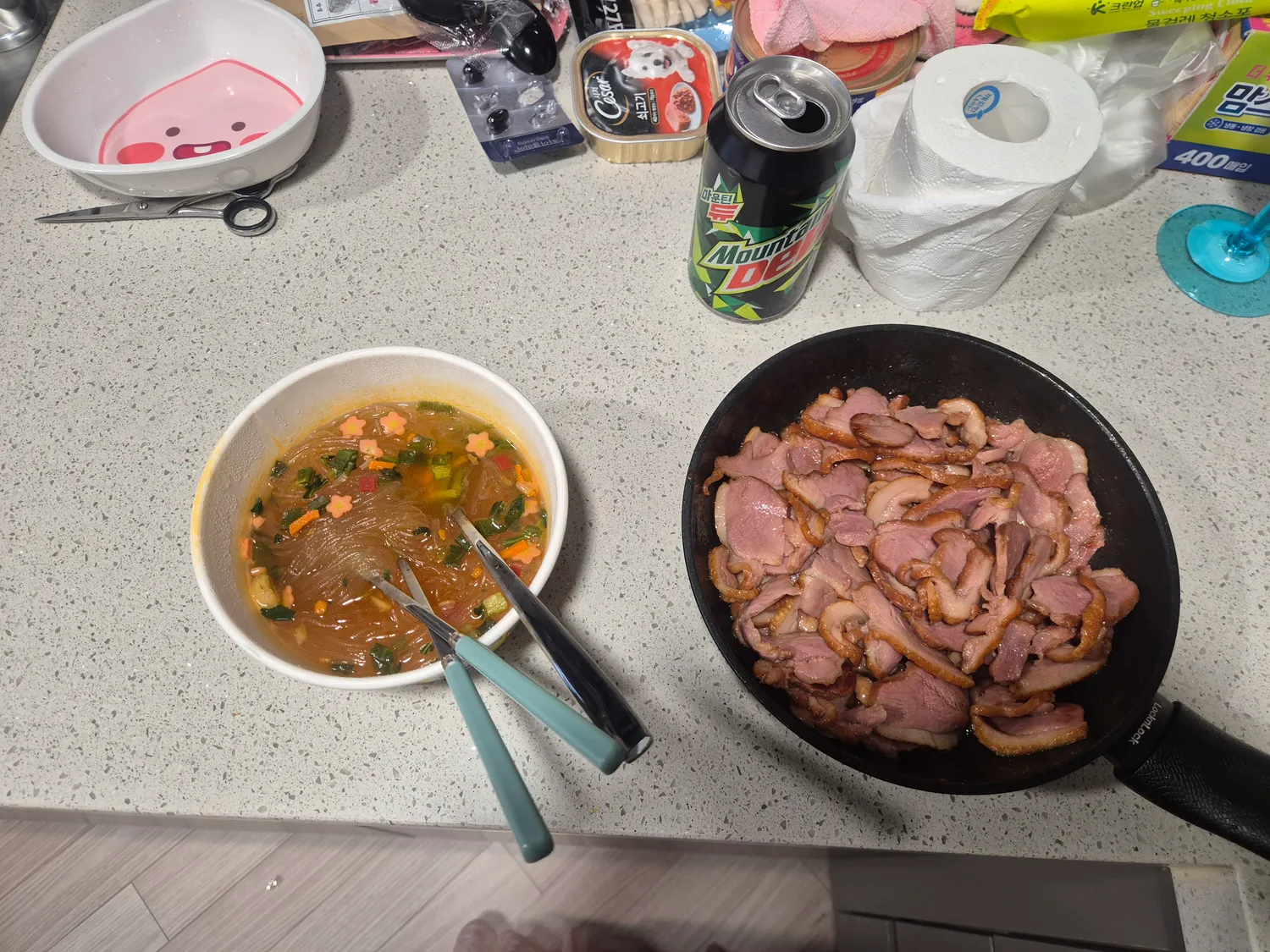 아침 먹는중