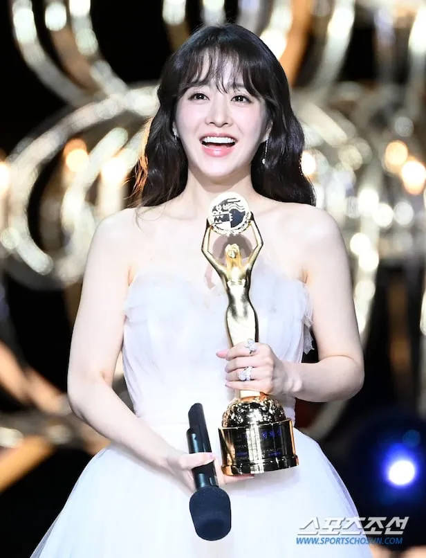 언니들 여배우들 옆광대 부분 저렇게 단차? 패임? 생기는거2