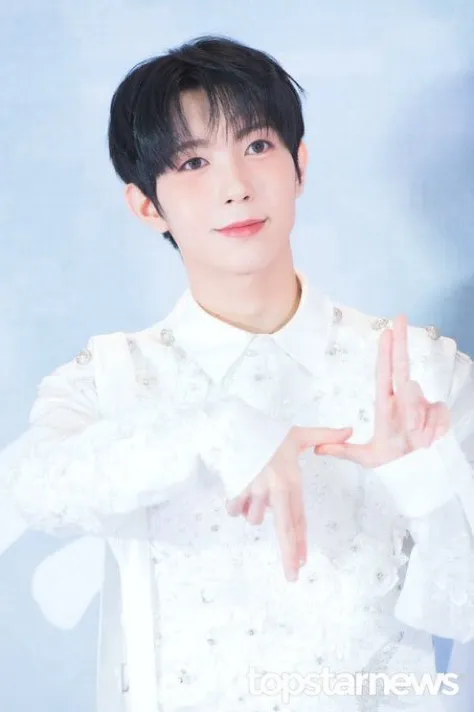 얘 아이돌인데 이렇게 생긴 ㅅㅅ 존나 봄