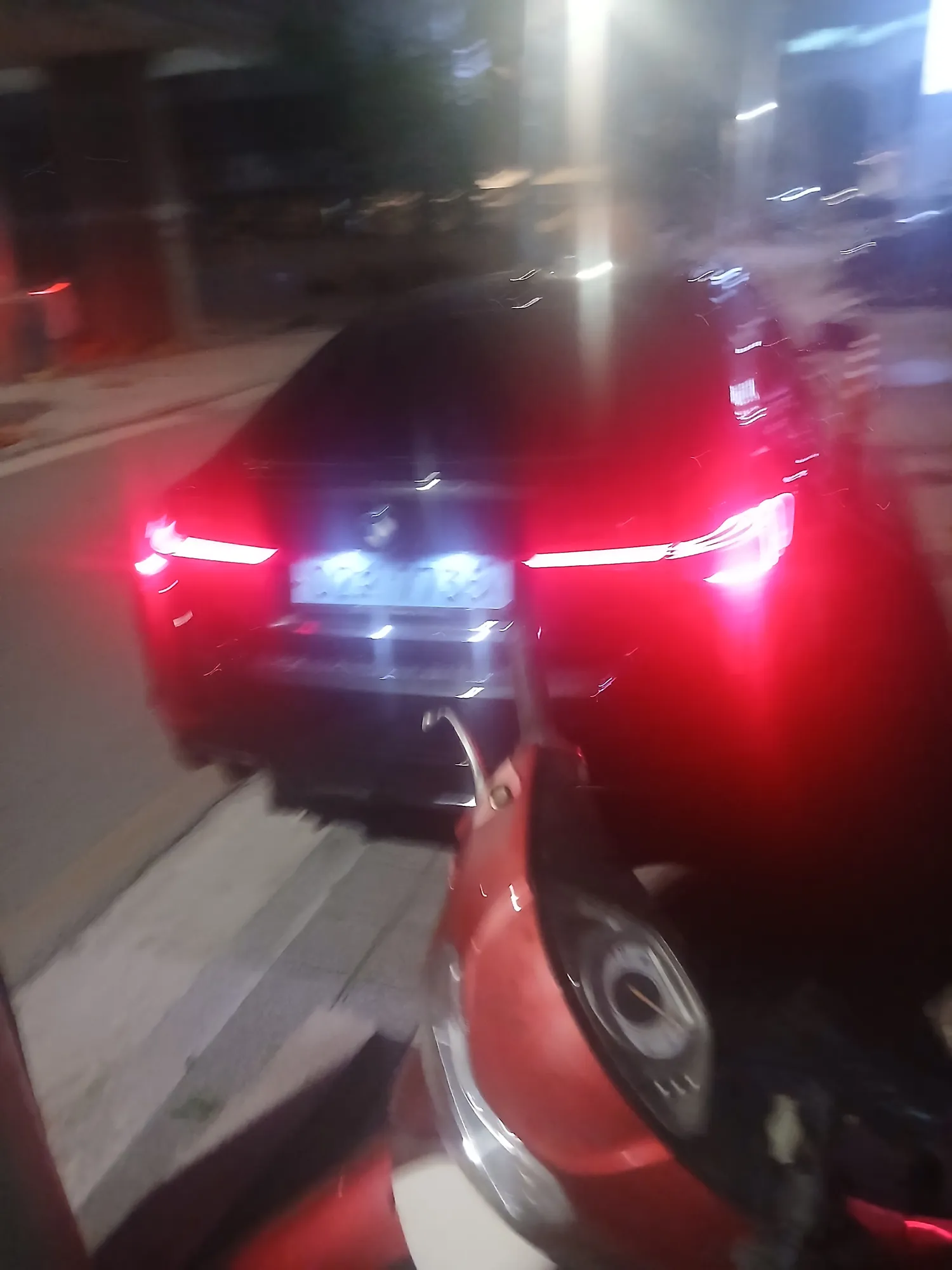 우리집 오피스텔 건물입구쪽 벤치인도쪽에