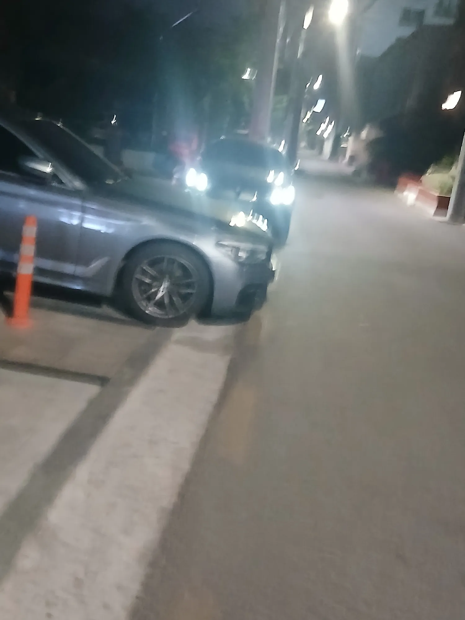 우리집 오피스텔 건물입구쪽 벤치인도쪽에2