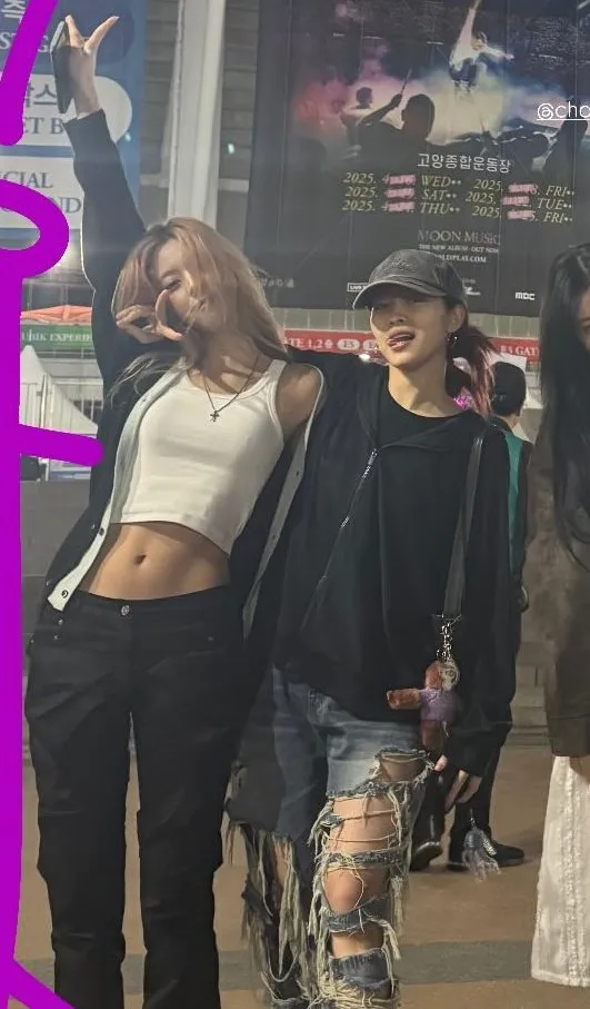 레즈 커플 사진인가 했더니
