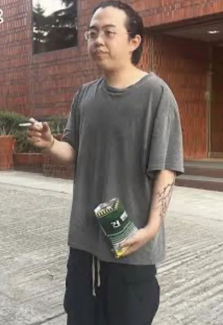 화장할 땐 사람들이 쳐다봤는데