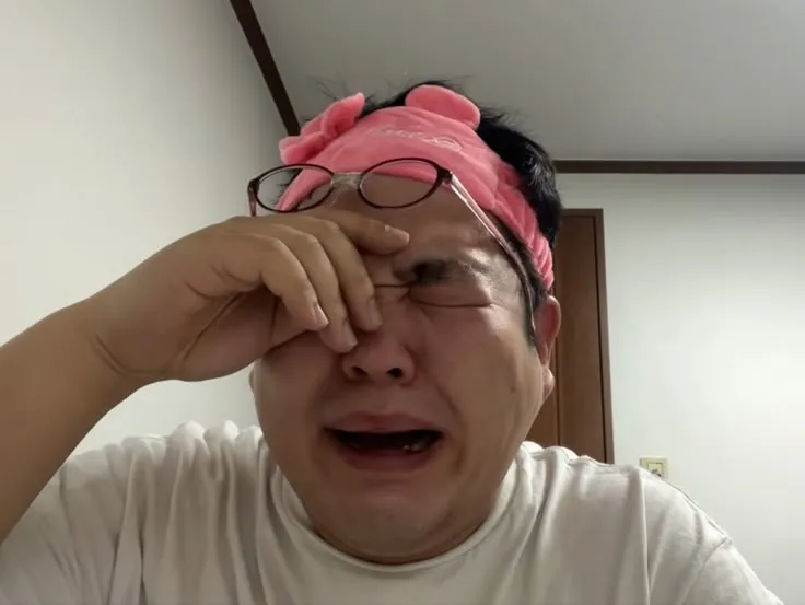 지창욱 보다 더 잘생김. 몸은 유지태. 돈 졸라많음