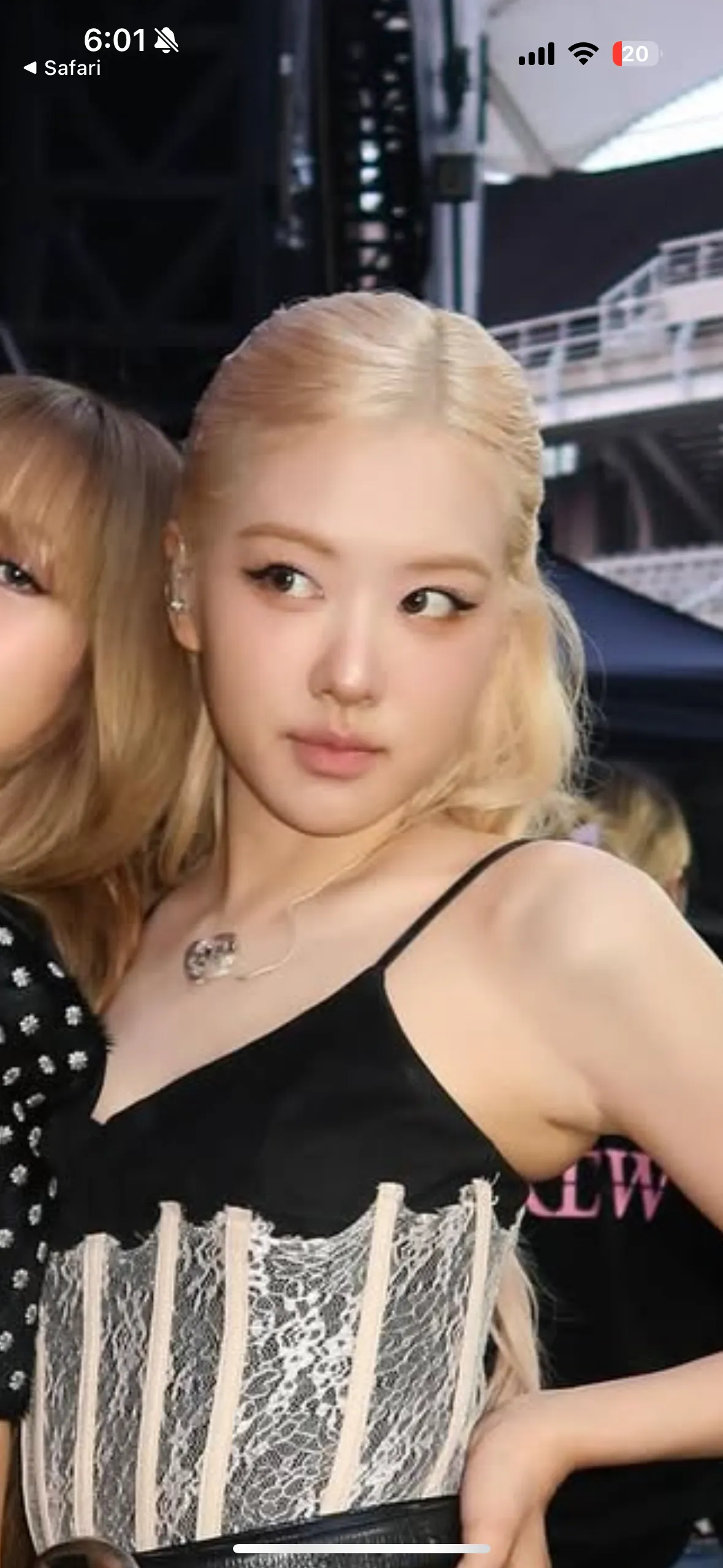로제 인중오목술 받았나????2