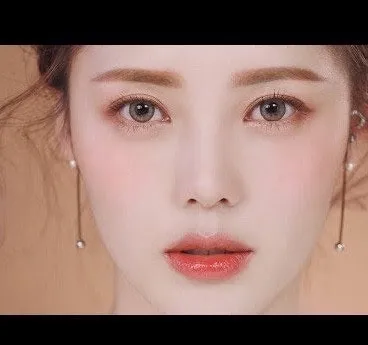 딱 떨어지는 화장 안어울리는거 봄브특인가요