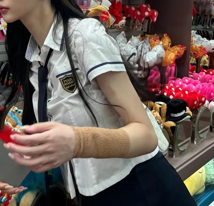 근데 팔 이렇게하고 다니는거 왜그러는거에요?