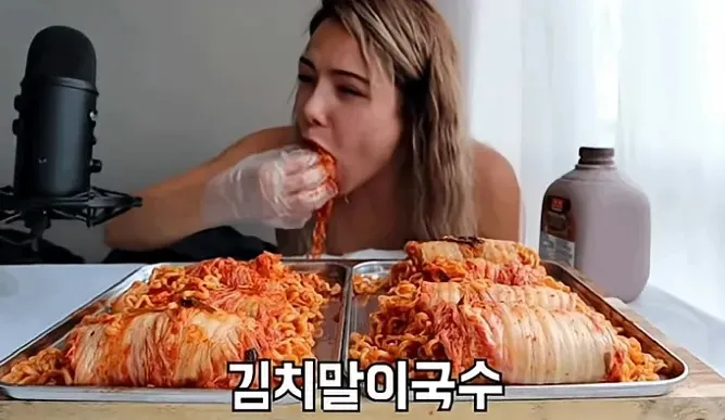 외국인의 김치말이 국수 먹방