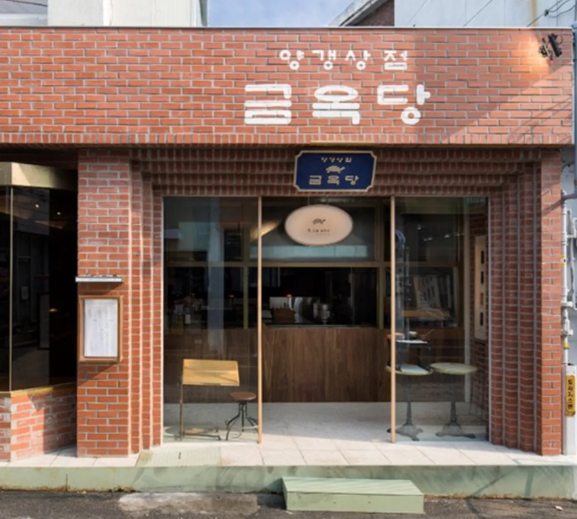 일본인들이 기념사진 찍고가는 한국가게들