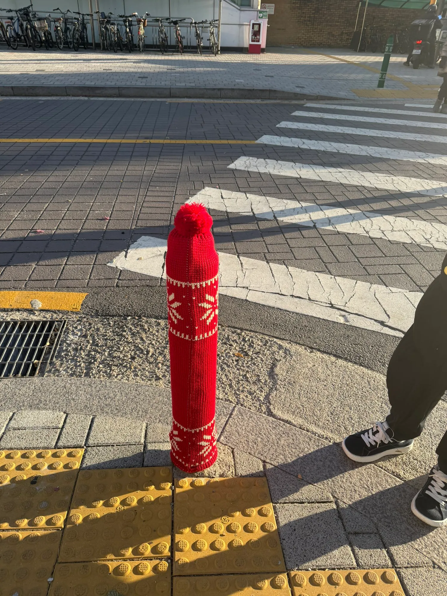 건널목 방지봉에 뜨개옷 입혀짐