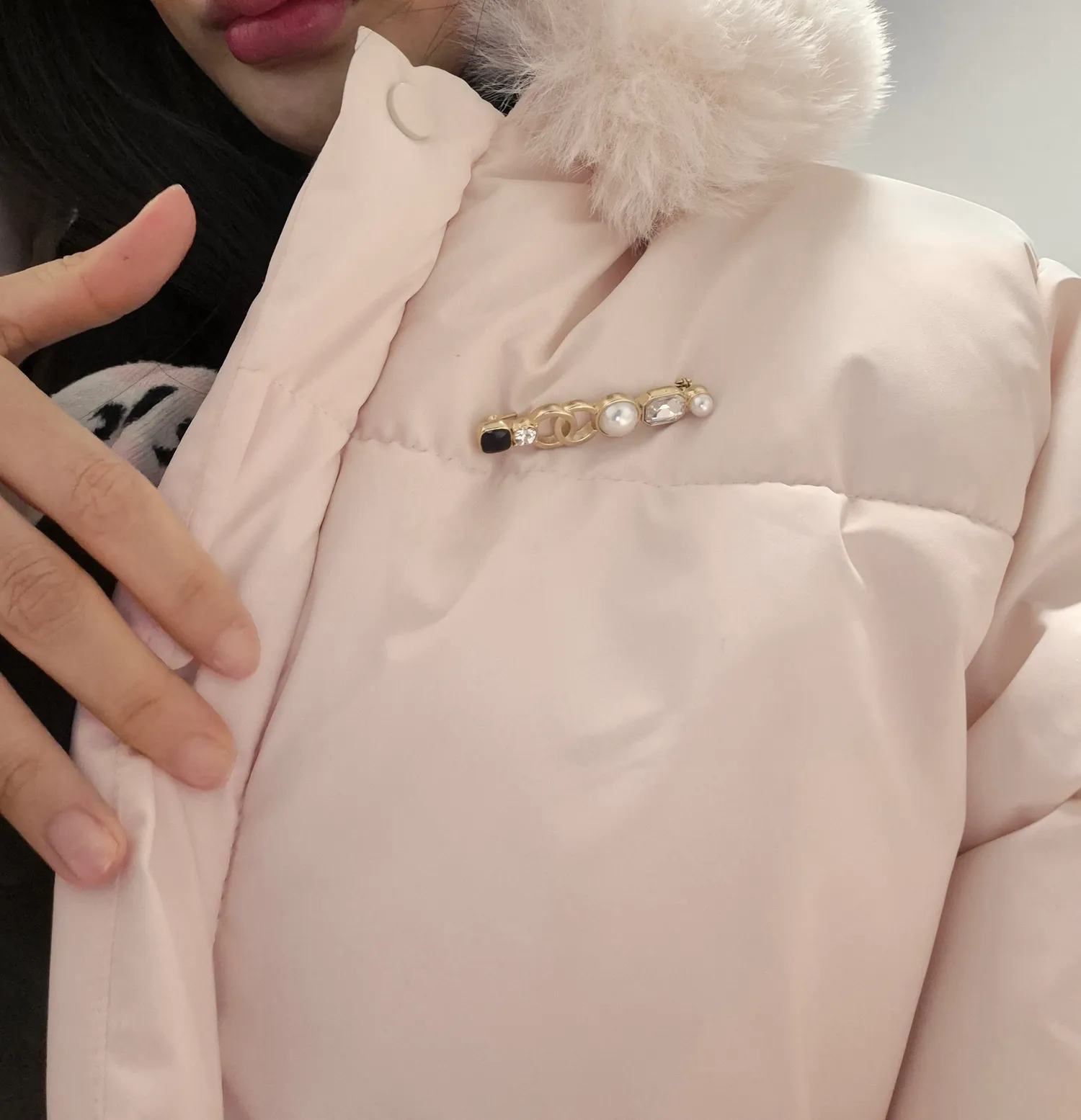 명품브러치 패딩에달아봄 샤넬