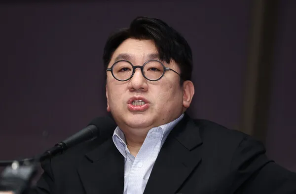 방시혁 주식 1568억원 동결···기소 임박했나