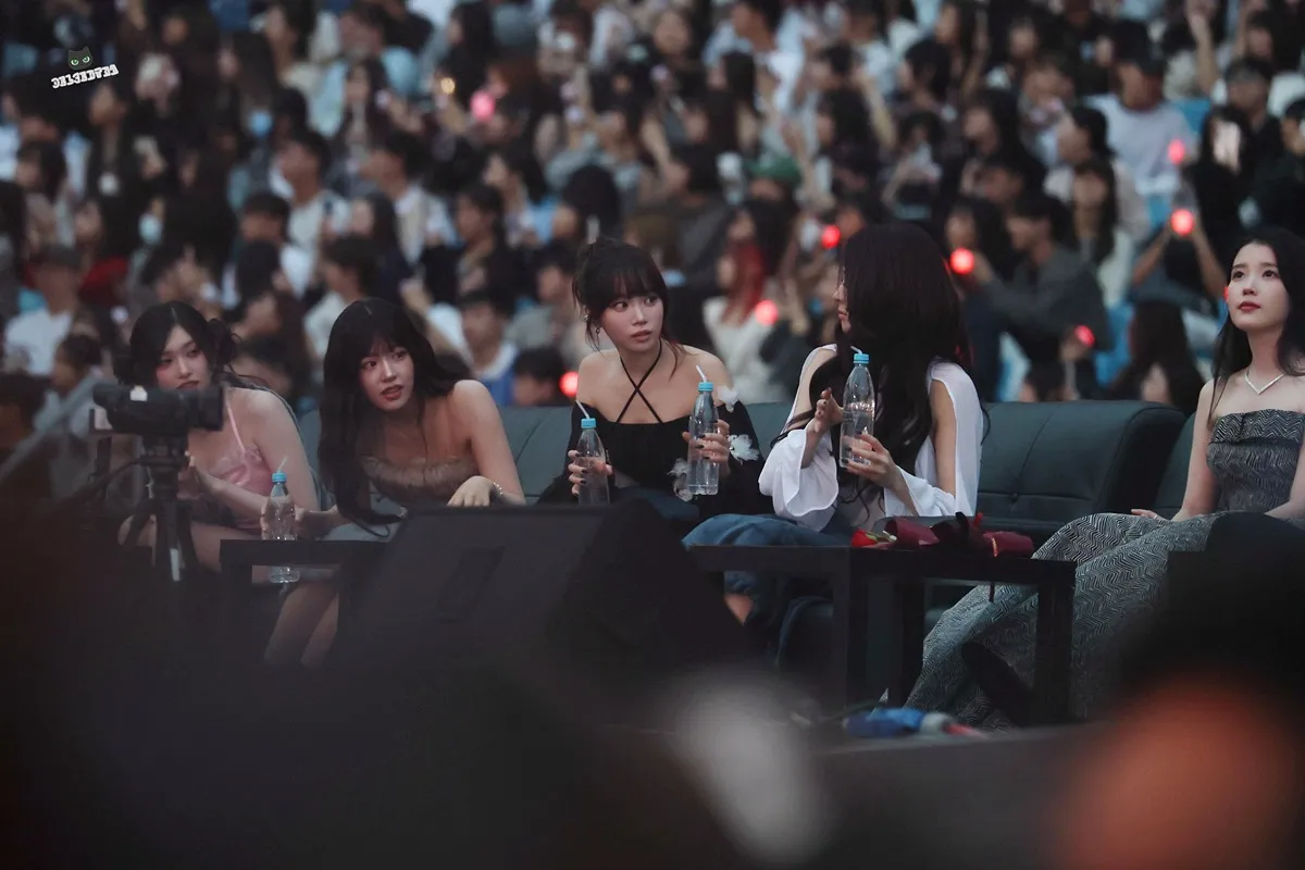 아이유에게 물을 주려고 쳐다보는 네 여자들
