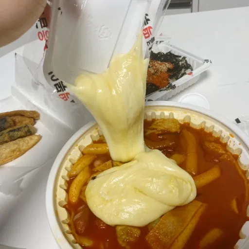 떡볶이에 치즈필수로 추가하는 언니들