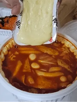 떡볶이에 치즈필수로 추가하는 언니들2