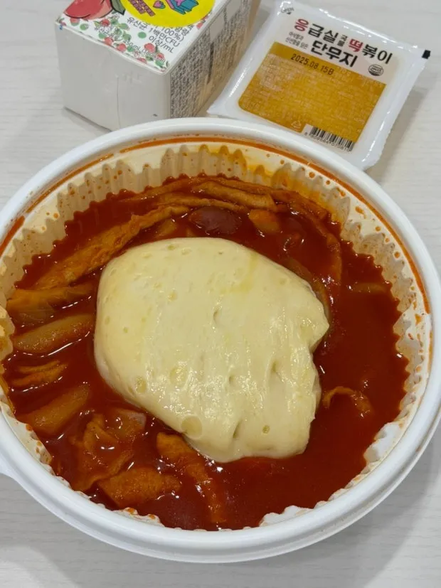 떡볶이에 치즈필수로 추가하는 언니들3