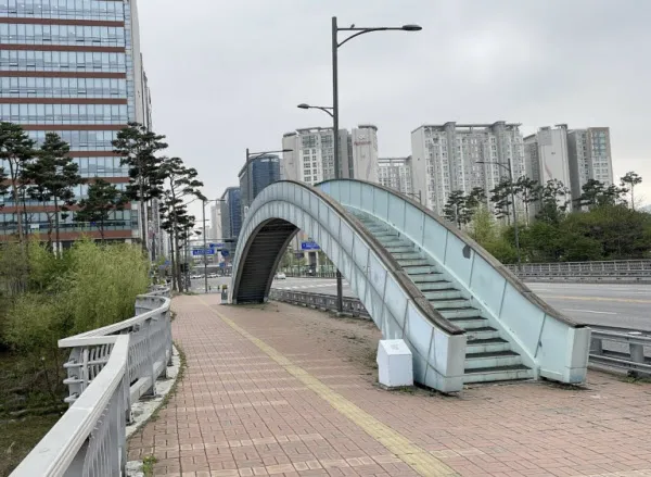 쉬는날에 판교들러서 봤던 육교