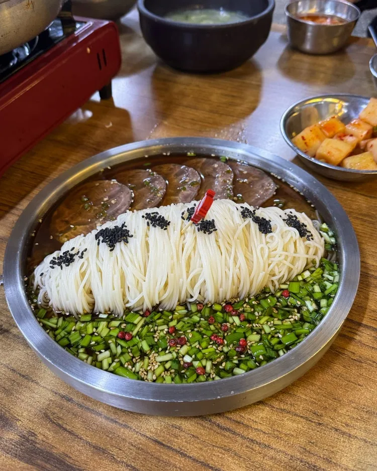 뼈해장국집에서 오후에 파는 쟁반육면