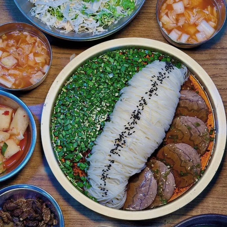 뼈해장국집에서 오후에 파는 쟁반육면2