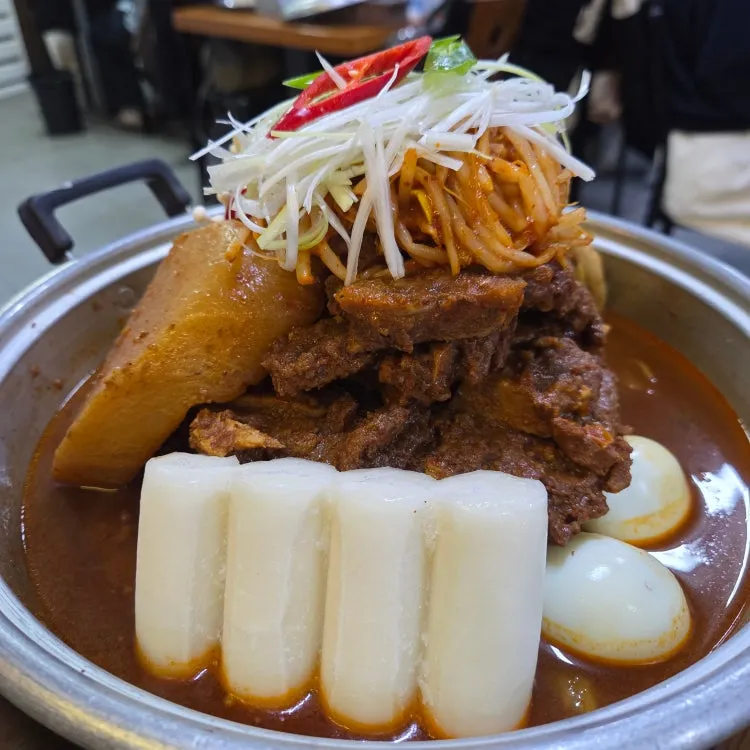 뼈해장국집에서 오후에 파는 쟁반육면4