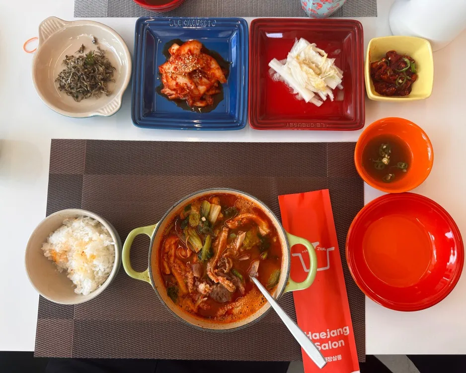 르쿠르제 그릇에 음식나오는 제주 해장국집3
